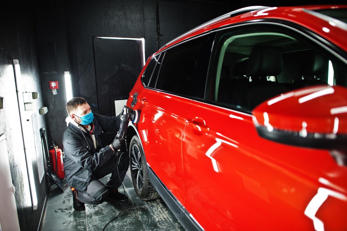 hombre pintando el coche