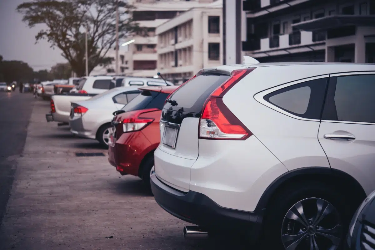 coches aparcados en la calle