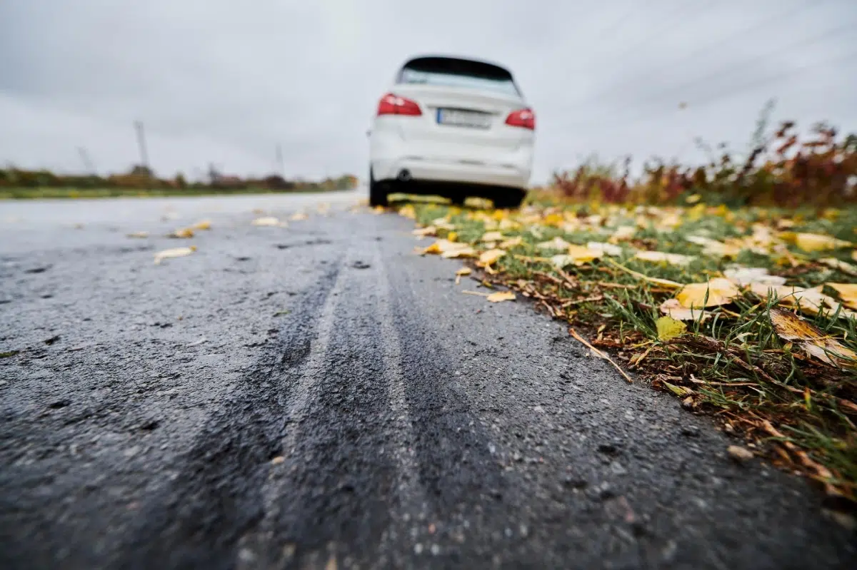 coche parado en el arcen