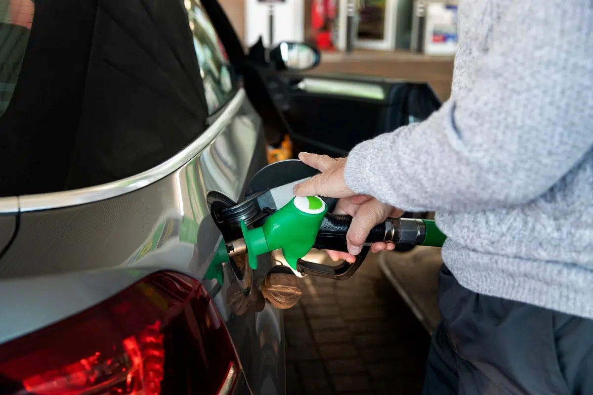 persona repostando gasolina