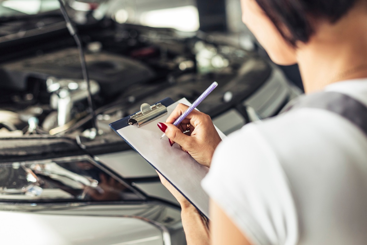 mujer apuntando problemas del coche
