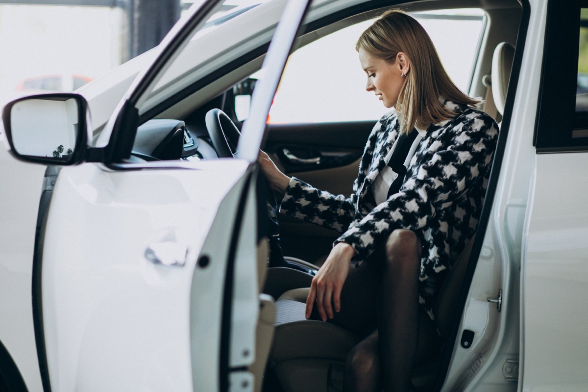 mujer revisando coche de segunda mano