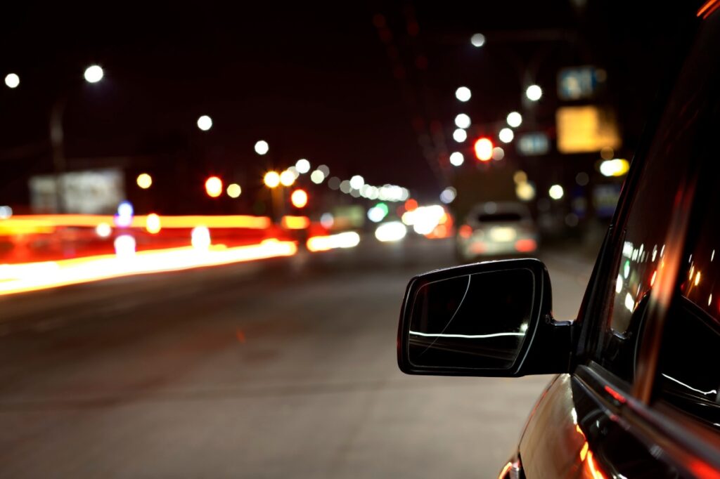 coche de noche con las luces
