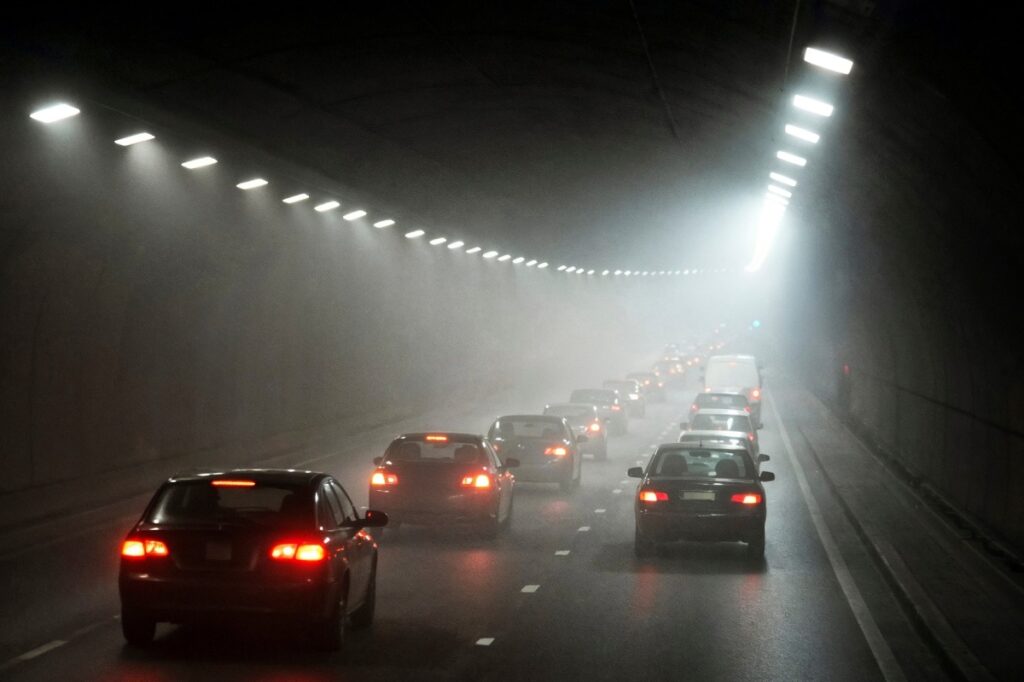 coches en un tunel con niebla