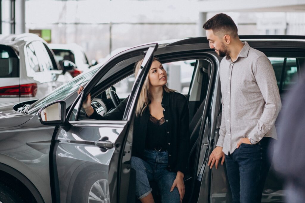 pareja mirando coche de segunda mano