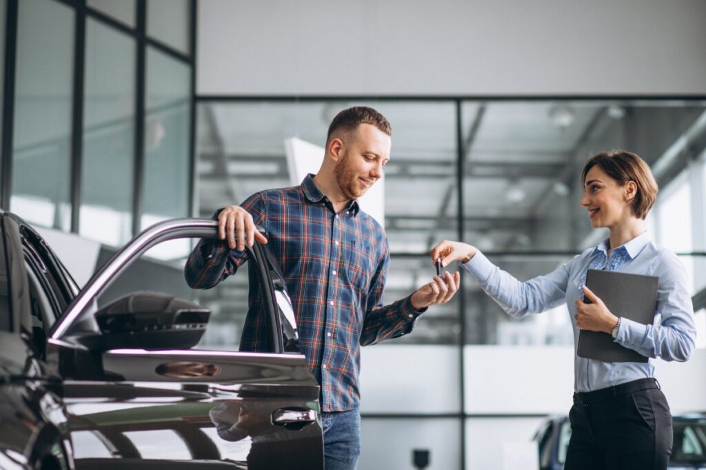 hombre comprando coche de segunda mano