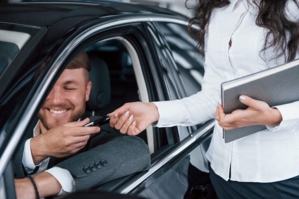 hombre recibiendo las llaves del coche
