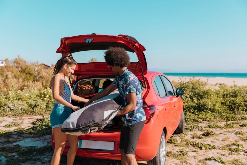 amigos en la playa con el coche