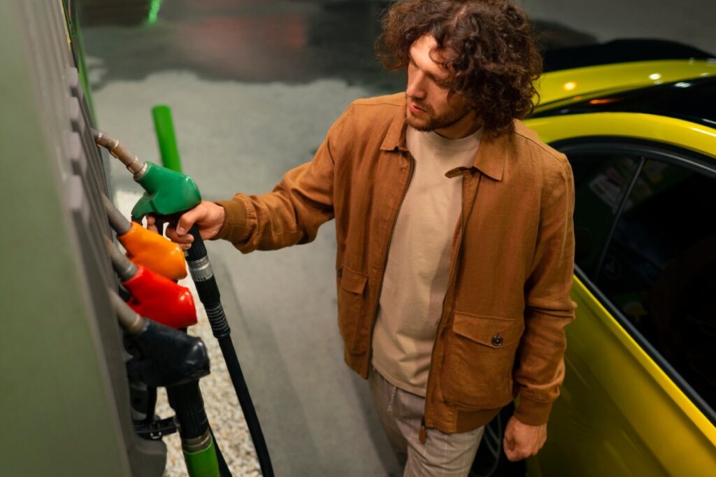 hombre echando gasolina