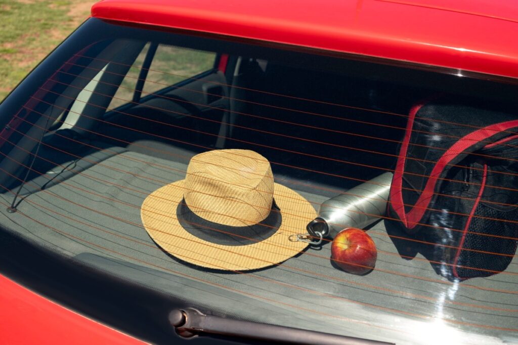 objetos de playa en parte de atras del coche