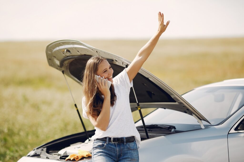 chica llamando al seguro del coche