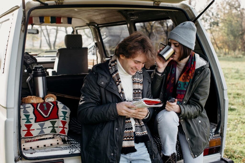 pareja viajando en furgoneta