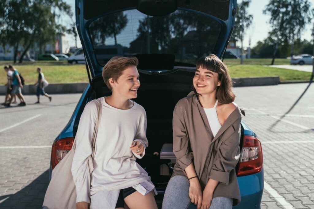 adolescentes con coche de segunda mano