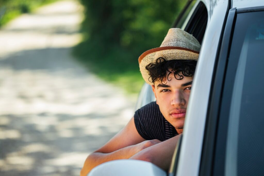 joven con coche de segunda mano