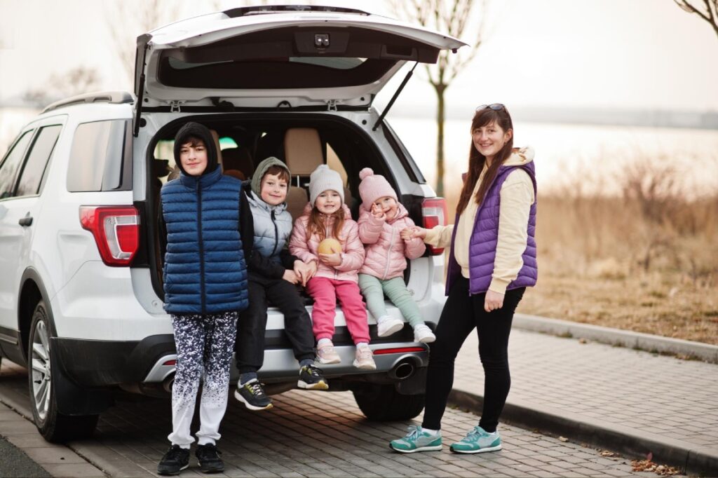 madre con cuatro hijos en el coche