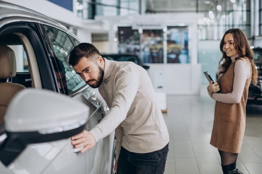 pareja comprando coche de segunda mano