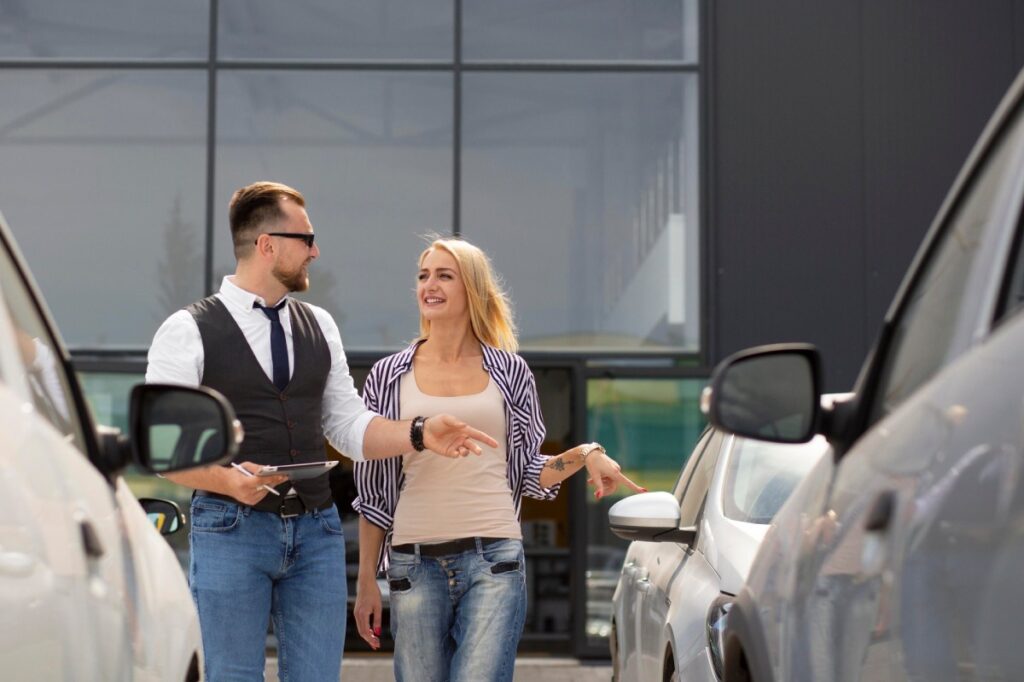 pareja mirando coches de segunda mano
