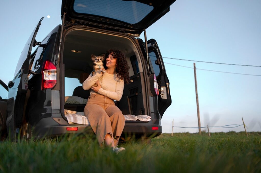 mujer con perro sentada en el coche