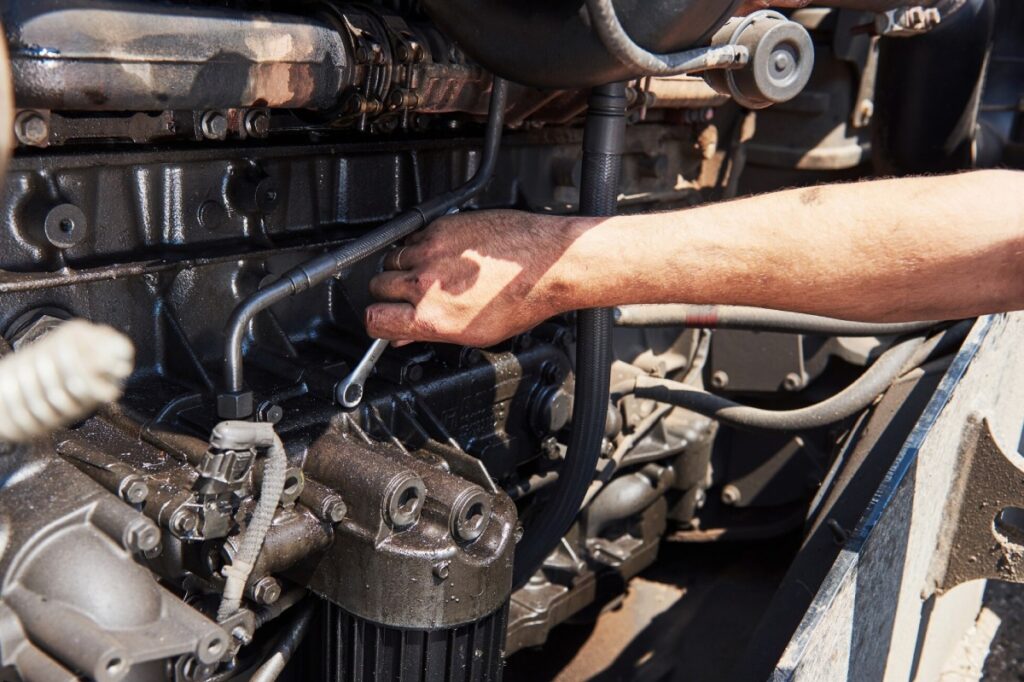 mecanico arreglando motor