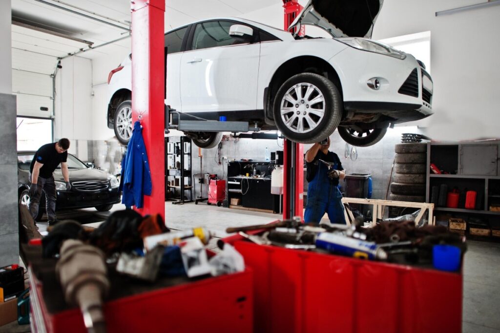 coche blanco en el taller