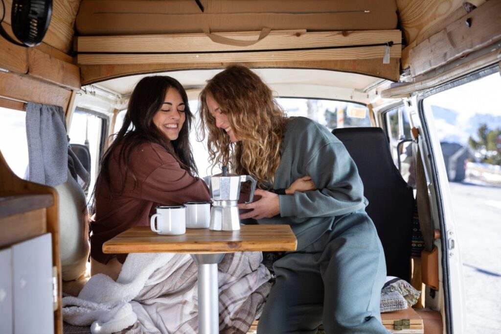 mujeres en furgoneta camperizada