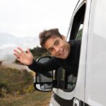 joven viajando solo en su furgoneta