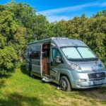 furgoneta camping campo verde