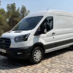 ford transit aparcada enfrente campo