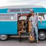 pareja en furgoneta camper azul